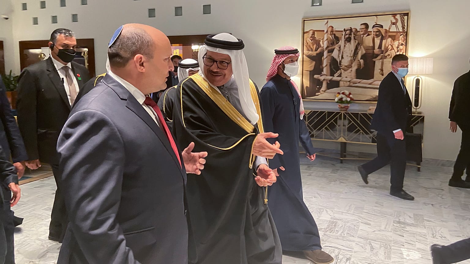 وزير الخارجية البحريني عبد اللطيف بن راشد الزياني يستقبل رئيس الوزراء الإسرائيلي السابق نفتالي بينيت في مطار المنامة - 2022 صوررة أرشيفية