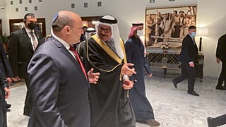 وزير الخارجية البحريني عبد اللطيف بن راشد الزياني يستقبل رئيس الوزراء الإسرائيلي السابق نفتالي بينيت في مطار المنامة - 2022 صوررة أرشيفية