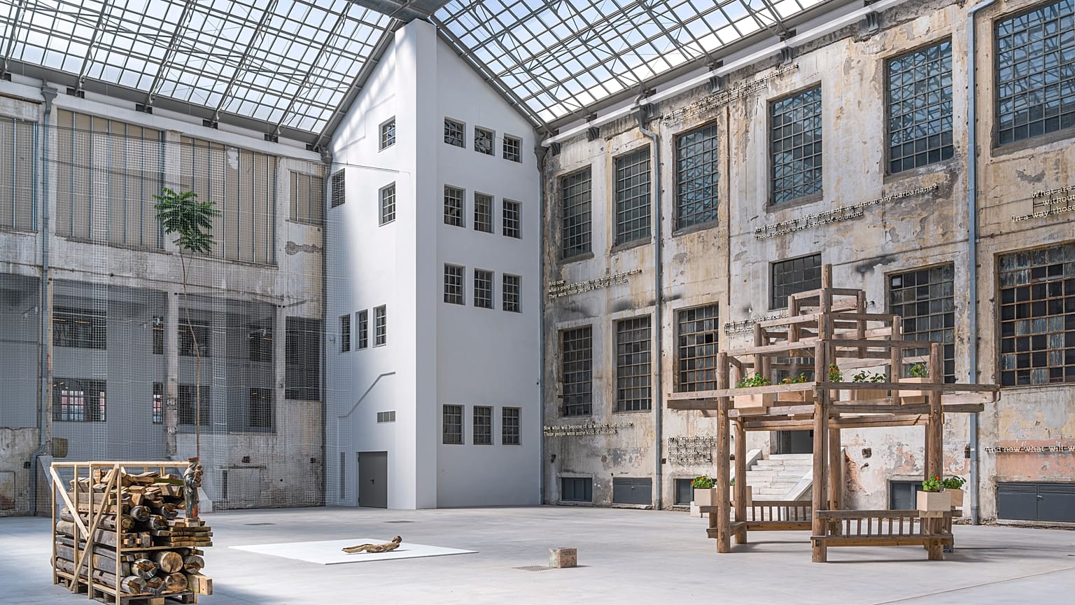 Portals | Πύλη, 2021 | Installation view Danh Võ, Untitled, 2021 | Ευγενική παραχώρηση ο καλλιτέχνης | Ανάθεση νέου έργου από τον Οργανισμό NEON, Glenn Ligon, Waiting for the 
