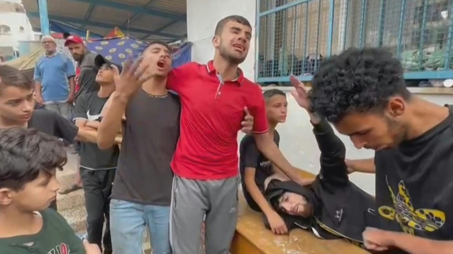 قصف مدرسة "أسامة بن زيد" التابعة للأونروا التي تؤوي آلاف النازحين في منطقة الصفطاوي شمال قطاع غزة
