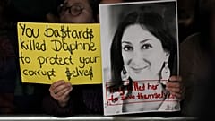 Tüntetők a vallettai parlament előtt a meggyilkolt máltai újságíró, Daphne Caruana Galizia fotójával 2019. november 26-án.