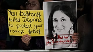 Tüntetők a vallettai parlament előtt a meggyilkolt máltai újságíró, Daphne Caruana Galizia fotójával 2019. november 26-án.