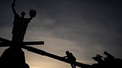 Kinder spielen auf Panzern vor der Mutter-Heimat-Statue in Kiew 