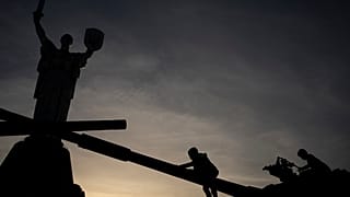 Gyerekek játszanak egy tankon a kijevi anyaország emlékmű előtt 2023. okt. 31-én