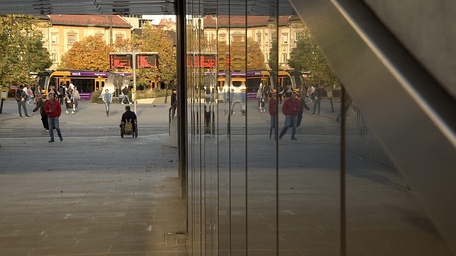 A Széll Kálmán tér a Krisztina körút felől nézve