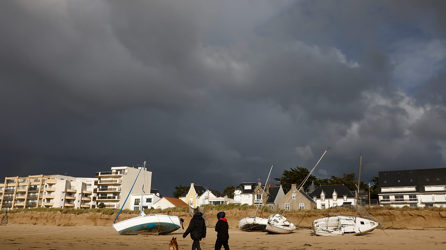 Nach Sturmtief Ciaran in Pornichet in der Bretagne in Frankreich