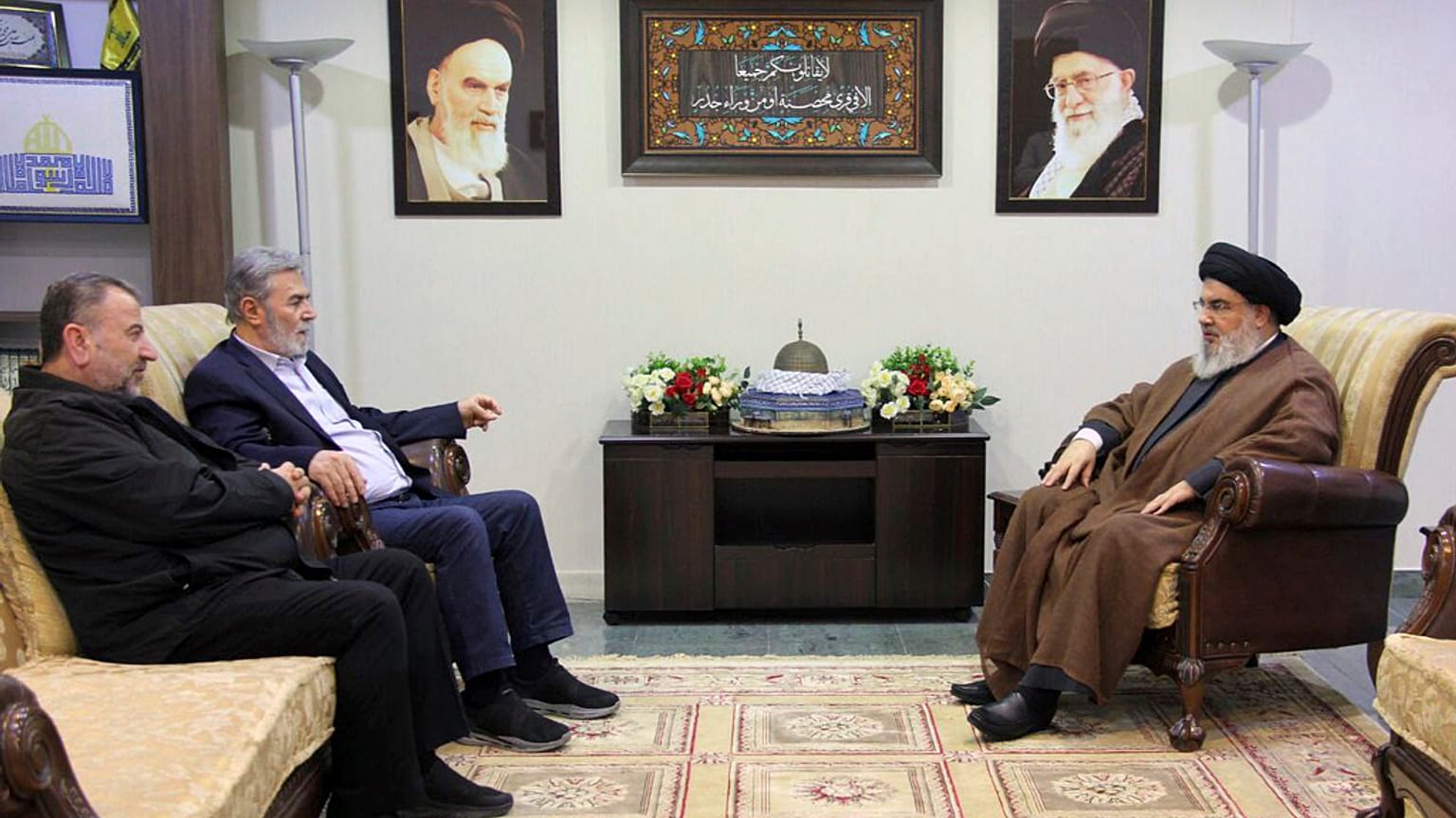 Hizbullah lideri Hasan NAsrallah (sol), İslami Cihat lideri Ziyad el Nahale (ortada) ve Hamas Siyasi Büro Başkan Yardımcısı Salih el Aruri ile görüşürken