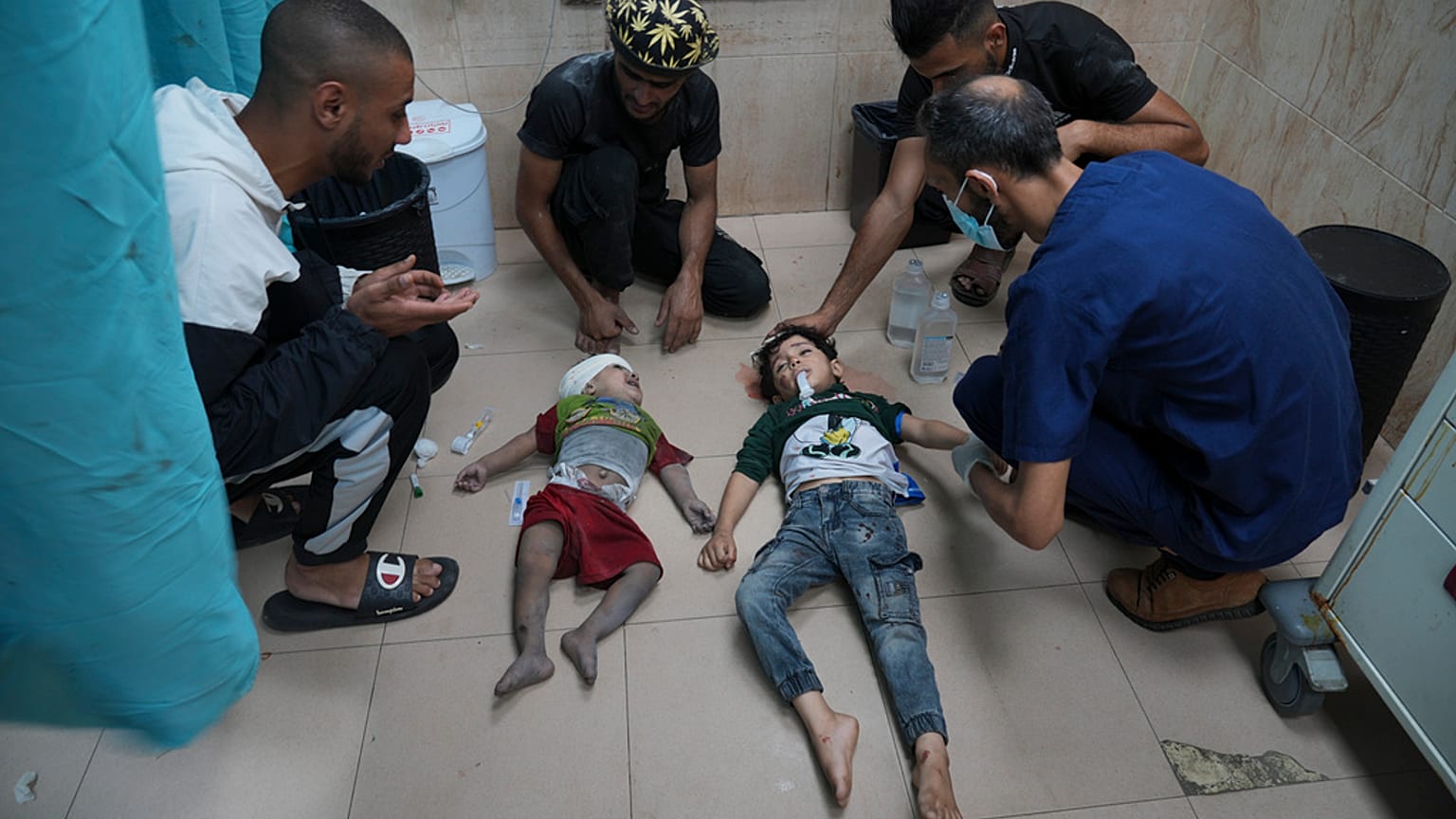 أطفال فلسطينيون أصيبوا في قصف إسرائيلي يتم نقلهم إلى مستشفى في دير البلح، جنوب قطاع غزة، 2 نوفمبر، 2023.