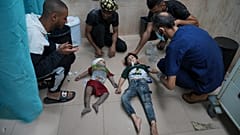 أطفال فلسطينيون أصيبوا في قصف إسرائيلي يتم نقلهم إلى مستشفى في دير البلح، جنوب قطاع غزة، 2 نوفمبر، 2023.