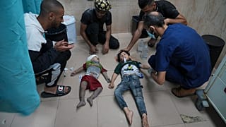 أطفال فلسطينيون أصيبوا في قصف إسرائيلي يتم نقلهم إلى مستشفى في دير البلح، جنوب قطاع غزة، 2 نوفمبر، 2023.