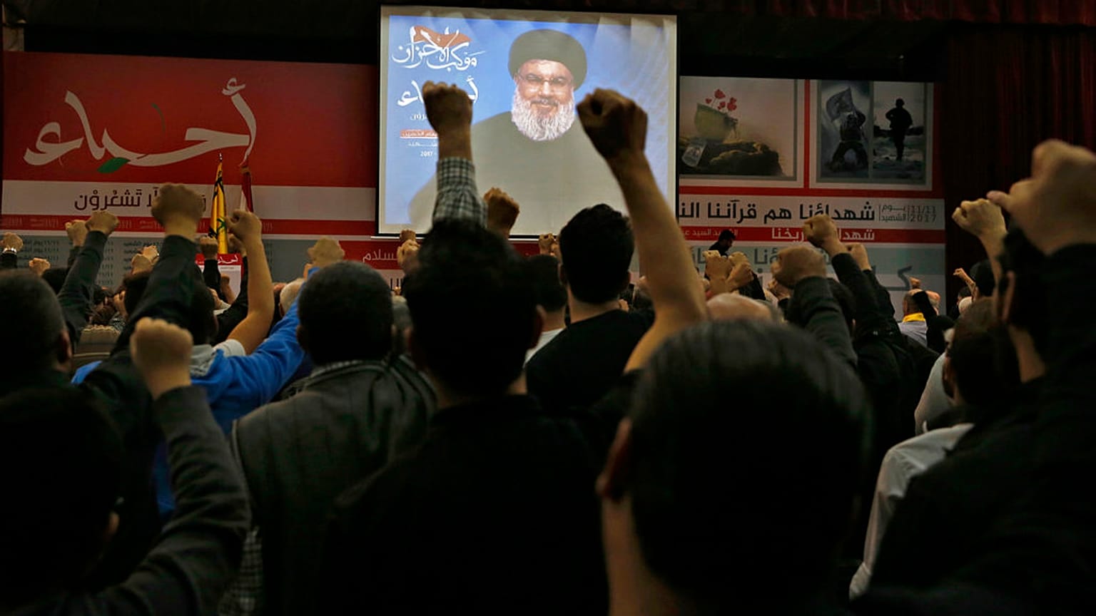 Seguidores de Hizbulá escuchan un  discurso de su líder, Hasán Nasralá, durante un mitin en el Día del Mártir de Hizbulá, en Beirut, Líbano, el 10 de noviembre de 2017