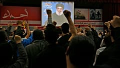 Seguidores de Hizbulá escuchan un  discurso de su líder, Hasán Nasralá, durante un mitin en el Día del Mártir de Hizbulá, en Beirut, Líbano, el 10 de noviembre de 2017