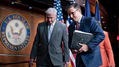 Sprecher des US-Verteidigungsministeriums John Kirby (rechts) 