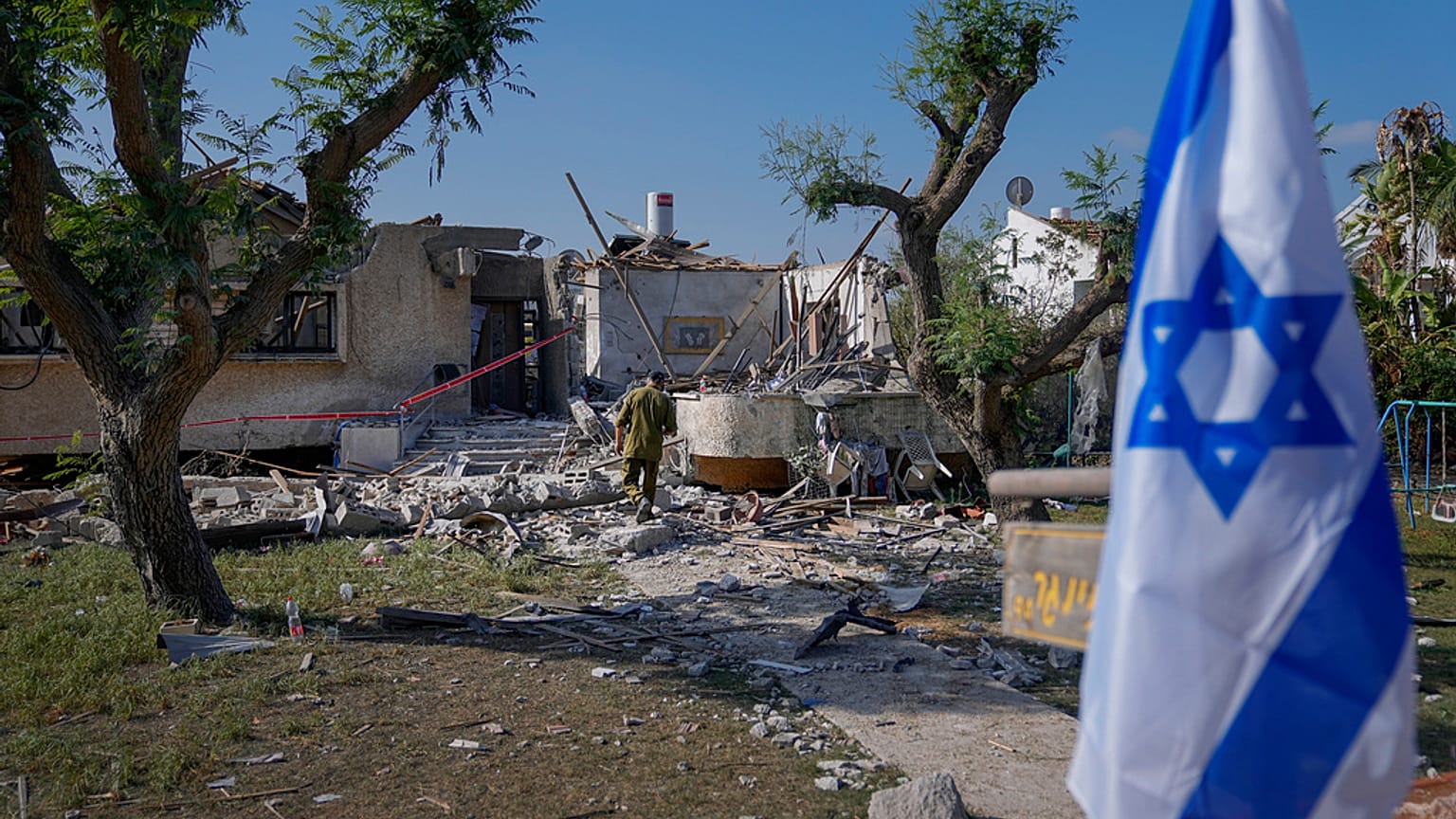 Egy izraeli tartalékos katona megvizsgálja az édesanyja házában keletkezett károkat, egy nappal azután, hogy a házat a Gázai övezetből kilőtt rakéta találta el