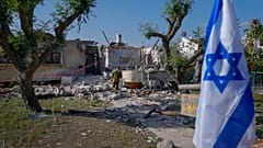Egy izraeli tartalékos katona megvizsgálja az édesanyja házában keletkezett károkat, egy nappal azután, hogy a házat a Gázai övezetből kilőtt rakéta találta el