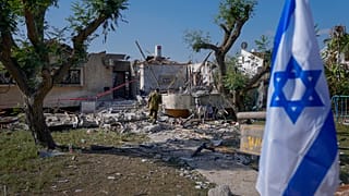Egy izraeli tartalékos katona megvizsgálja az édesanyja házában keletkezett károkat, egy nappal azután, hogy a házat a Gázai övezetből kilőtt rakéta találta el