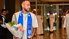 لحظة وصول الهداف التاريخي للمنتخب البرازيلي ونجم باريس سان جيرمان، نيمار جونيور، إلى مطار الملك خالد الدولي بالرياض، المملكة العربية السعودية، الجمعة 18 أغسطس 2023.