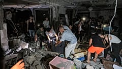 رجال الإنقاذ والناس يفتشون منزل الصحفي في تلفزيون فلسطين محمد أبو حطب