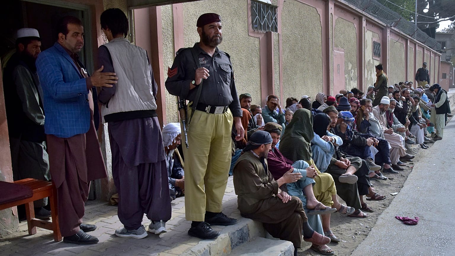 All'esterno del Consolato afghano a Quetta (Pakistan). 
