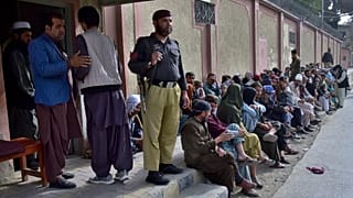 All'esterno del Consolato afghano a Quetta (Pakistan). 