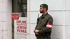 Österreichische Sicherheitsorgane vor jüdischer Einrichtung in Wien