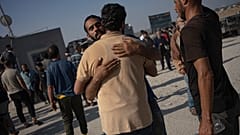 Palästinensische Arbeiter in Israel kommen über den Grenzübergang Kerem Shalom im Gazastreifen an