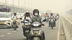 Motorosok a szmogban Delhiben