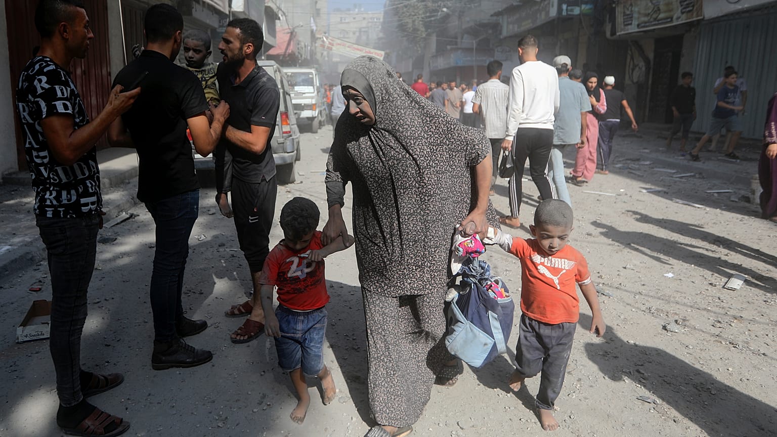 فلسطينيون يقومون بإجلاء الجرحى في أعقاب غارة جوية إسرائيلية على مخيم البريج للاجئين، قطاع غزة، الخميس، 2 نوفمبر، 2023. 