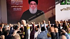 Jubelnde Anhänger von Hassan Nasrallah vor einer Leinwand