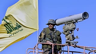 Archív fotó: Hezbollah-katona figyel a libanoni-szíriai határon