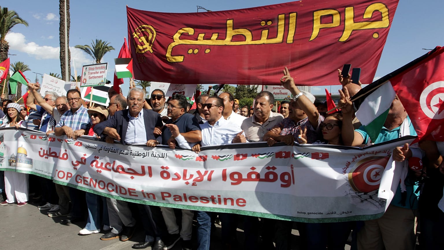 تونسيون يشاركون في مسيرة مؤيدة للفلسطينيين
