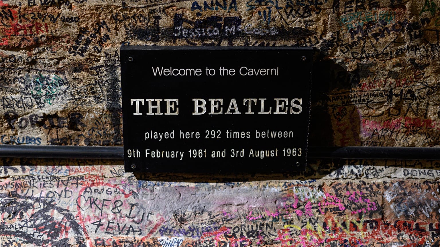 Placa na parede do "Cavern Club" com o número de concertos dos Beatles naquele espaço