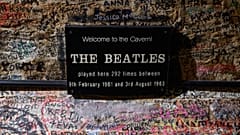 Placa na parede do "Cavern Club" com o número de concertos dos Beatles naquele espaço