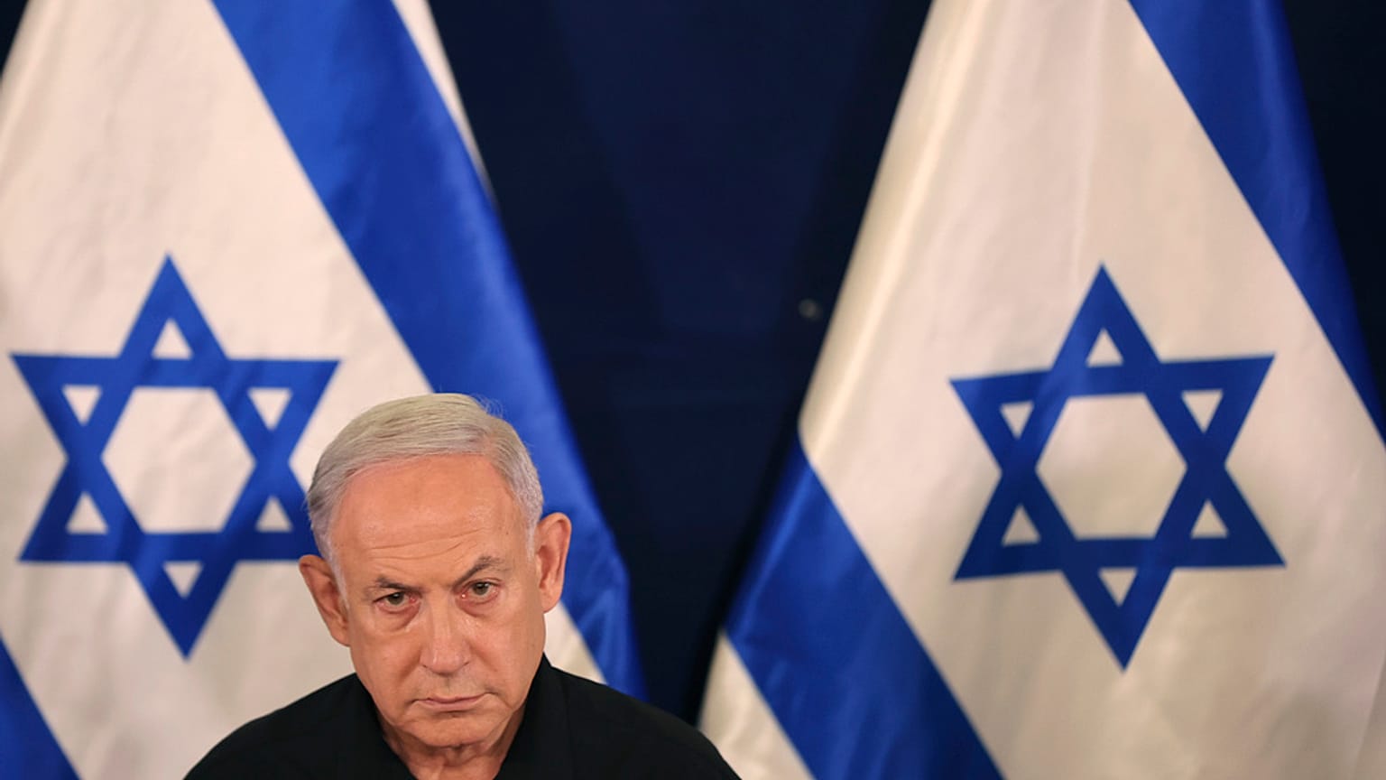 Benjamin Netanyahu e la bandiera di Israele. 