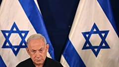 Benjamin Netanyahu e la bandiera di Israele. 