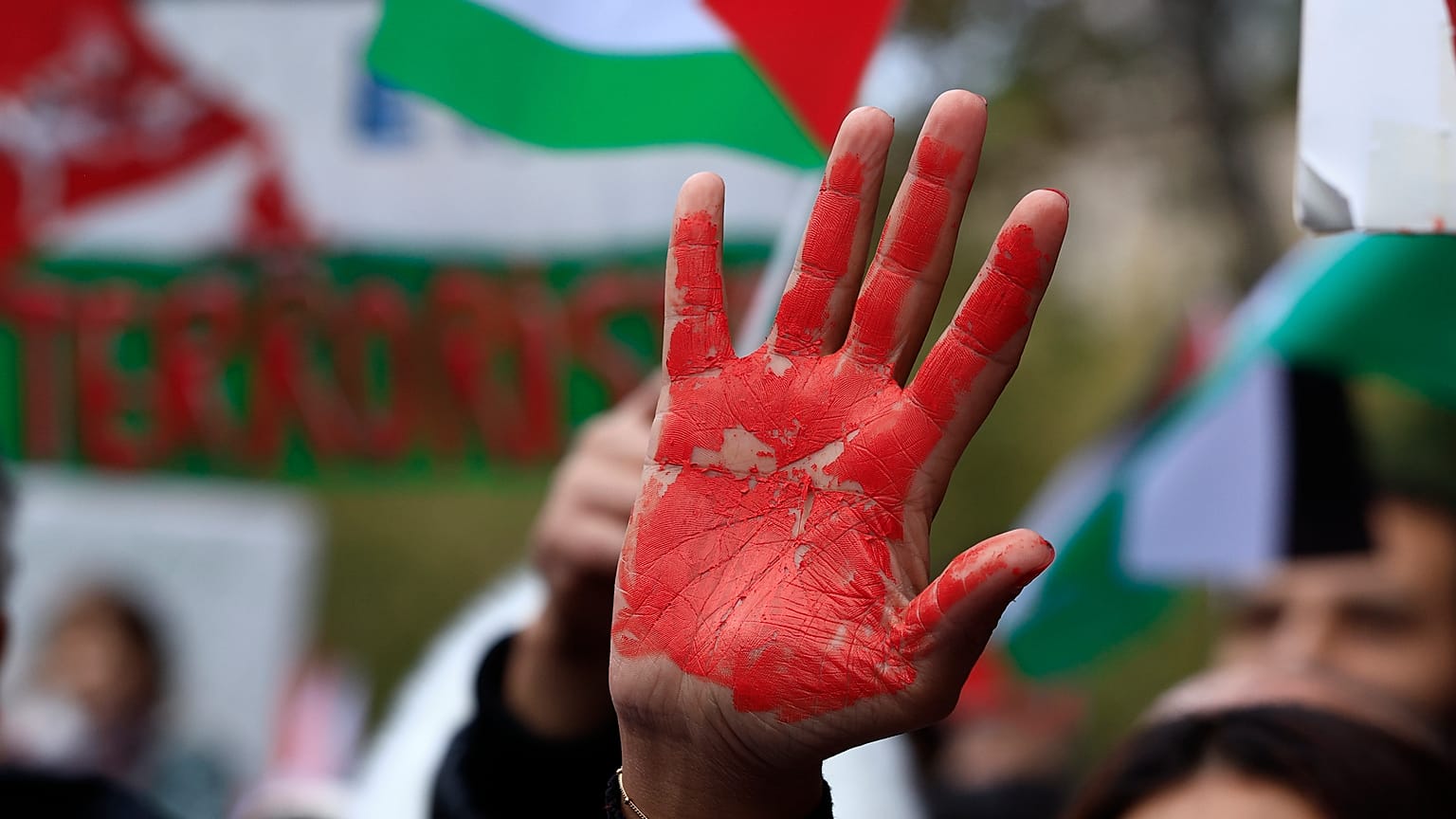 متظاهر في باريس صبغ كفه باللون الاحمر 