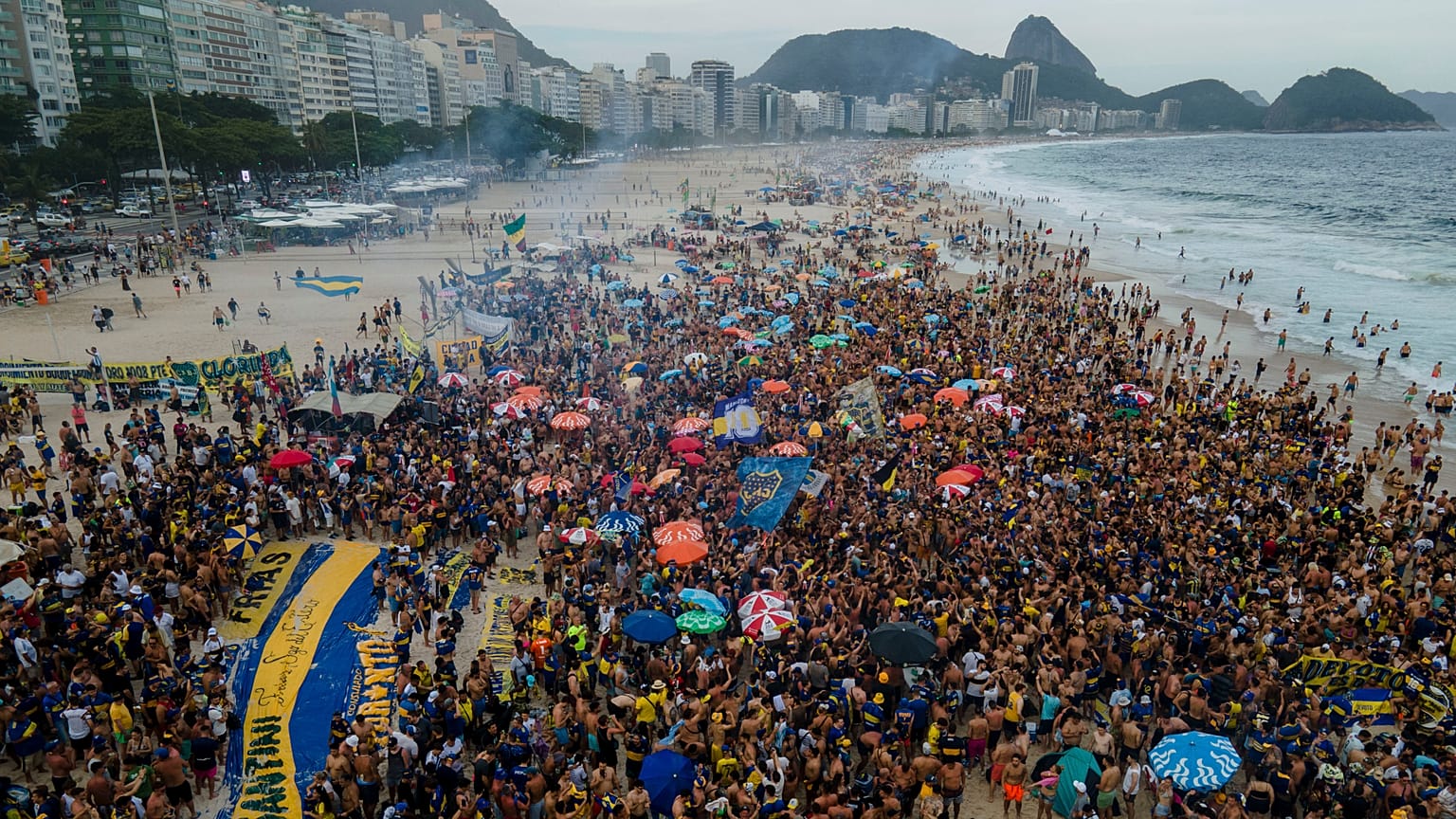 Adeptos argentinos do Boca Juniors no areal de Copacabana, no Rio de Janeiro