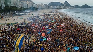 Afionados del Boca Juniors en la playa de Copacabana de Río de Janeiro.