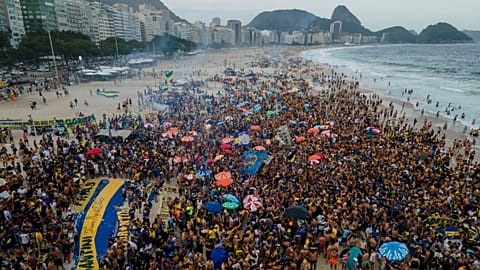 Afionados del Boca Juniors en la playa de Copacabana de Río de Janeiro. 