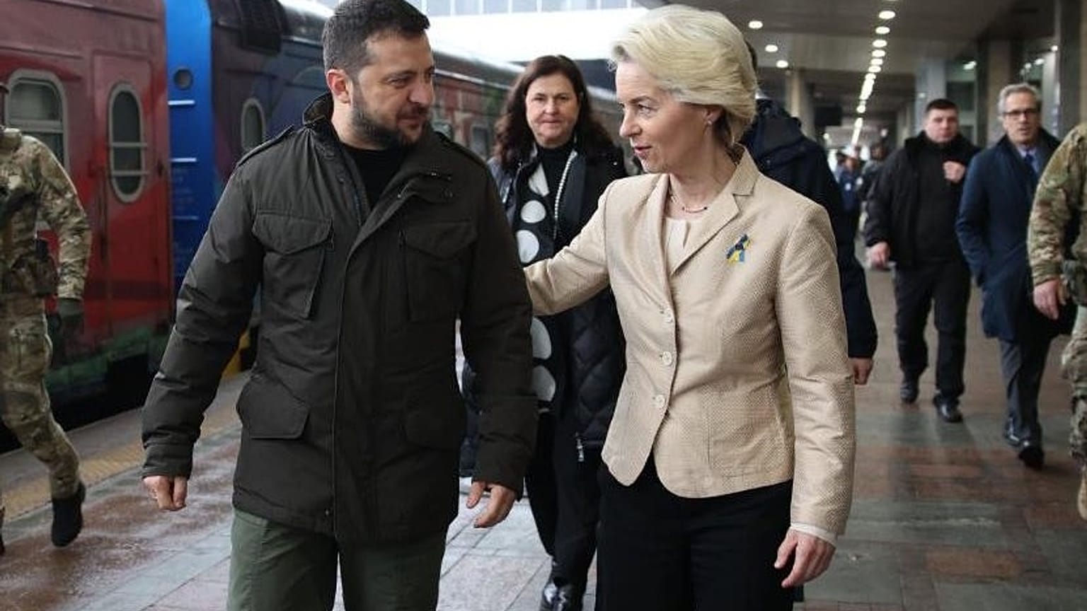 Von der Leyen, sosyal medya hesabından Ukrayna Devlet Başkanı Vladimir Zelenskiy ile tren istasyonunda çekilmiş  fotoğrafını yayınladı