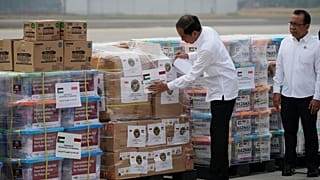  الرئيس جوكو ويدودو يشرف على إرسال المعونات إلى غزة