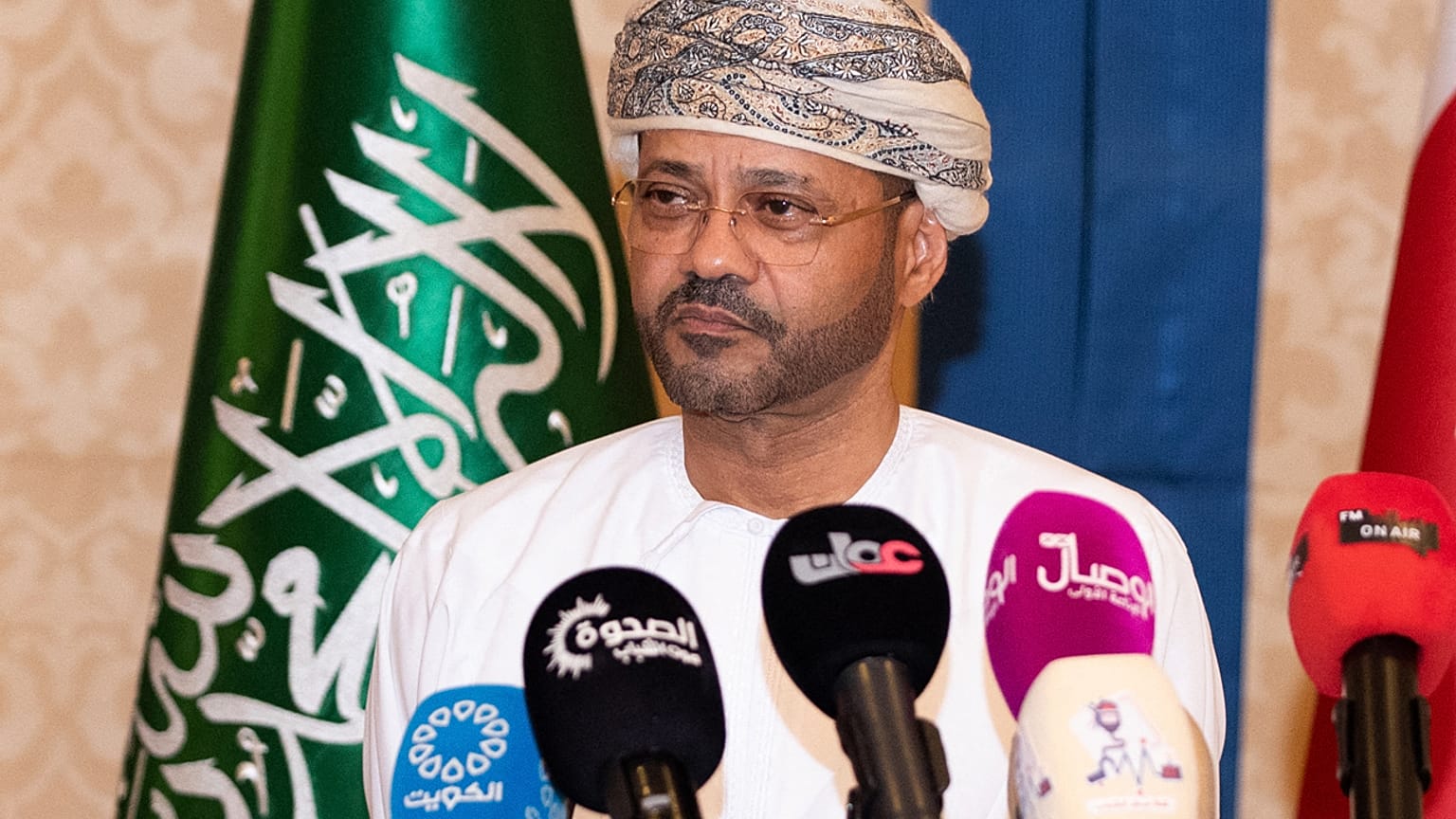 وزير الخارجية العماني السيد بدر حمد البوسعيدي خلال مؤتمر صحفي في مسقط