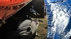 Οι κάτοικοι κοιμούνται στο ύπαιθρο μετά από έναν σεισμό στο Jajarkot, περίπου 400 χιλιόμετρα (250 μίλια) από το Κατμαντού του Νεπάλ, Σάββατο 4 Νοεμβρίου 2023.