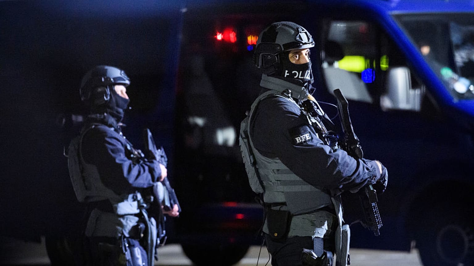 Alman BFE polis birimi görevlileri, durum devam ederken Hamburg Havalimanı'nda görüntülendi