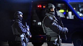 Alman BFE polis birimi görevlileri, durum devam ederken Hamburg Havalimanı'nda görüntülendi
