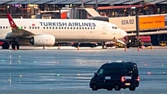 Vaículo do invasor está estacionado no lado esquerdo do avião turco