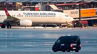 Vaículo do invasor está estacionado no lado esquerdo do avião turco