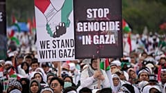 Proteste fordern Stopp des Völkermords in Gaza.