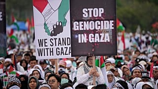 جانب من المظاهرات التي انطلقت في العاصمة الإندونيسية جاكارتا