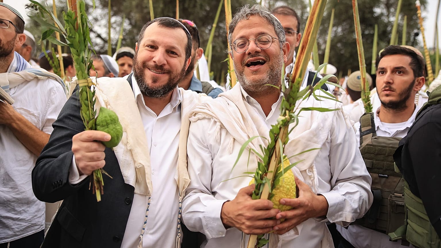 على اليمين وزير الأمن القومي الإسرائيلي إيتمار بن غفير، على اليسار وزير التراث الإسرائيلي عميحاي إلياهو